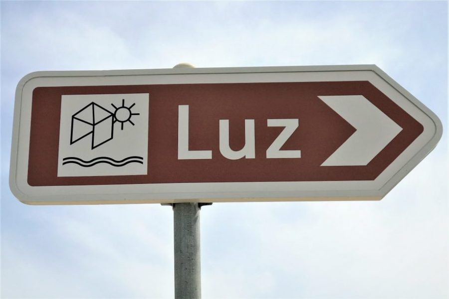 Hinweisschild Praia da Luz, Ort, portugiesische Südküste