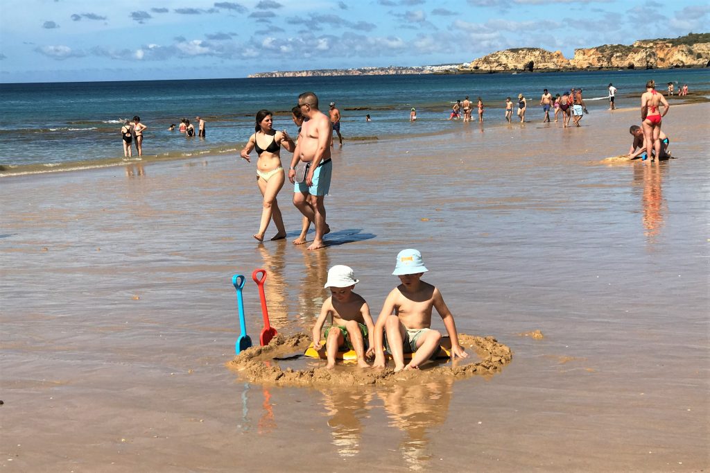 Sonnenschutz im Algarve-Urlaub - gerade für Kinder am Strand wichtig
