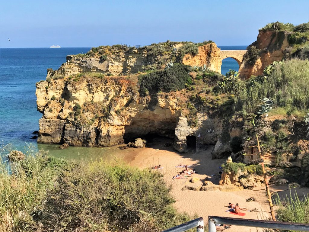 Felsküste am Strand von Lagos an der Algarve