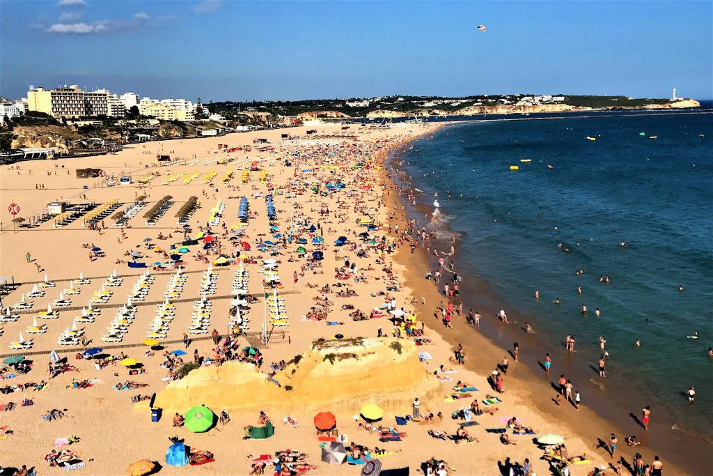 Gluthitze lässt Algarve-Urlauber gern in den 20 Grad warmen Atlantik springen