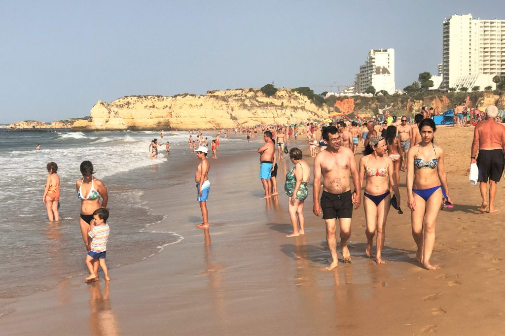Hitzerekorde sorgen für Wunsch nach Abkühlung im Atlantik bei Portimao an der Algarve