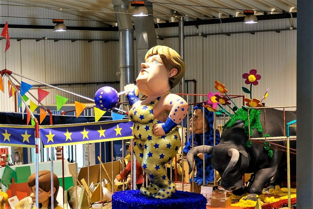 Algarve-Karneval mit Bundeskanzlerin Angela Merkel als Gewichtheberin