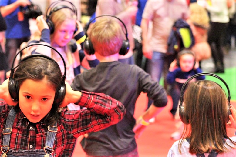 Weltkindertag an der Algarve wird in Portimao mit Silent Party und Kopfhörern gefeiert