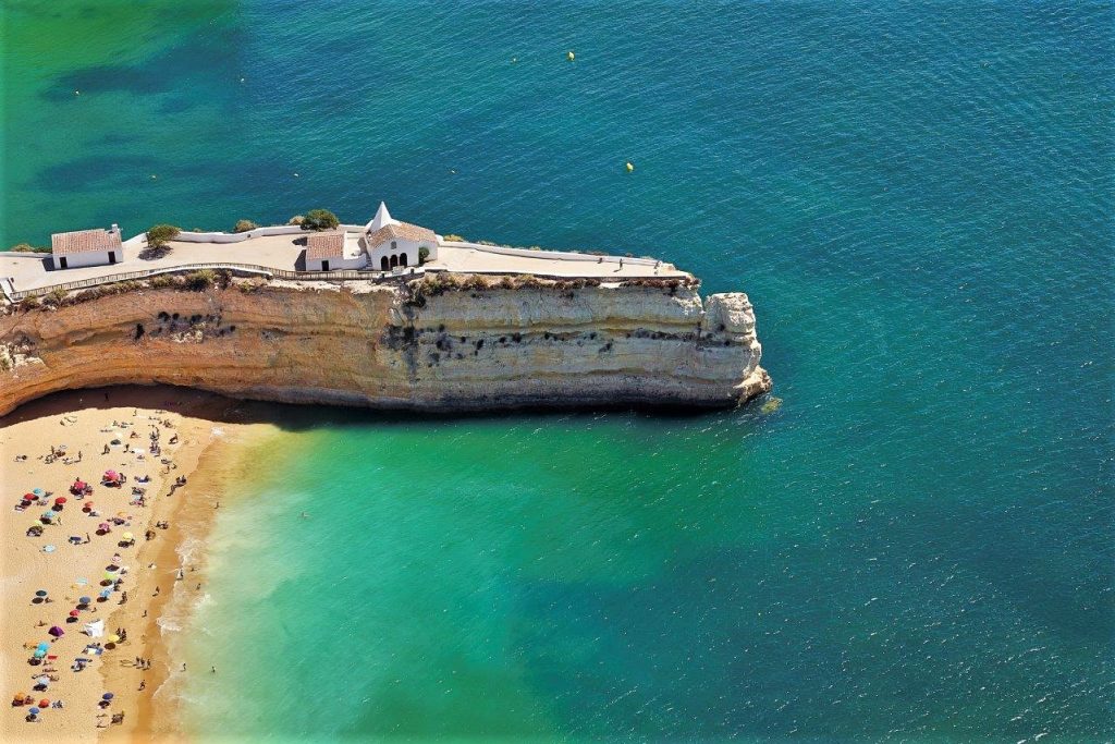 Informationsstellen des Algarve-Tourismusverbands informieren vor Ort Touristen
