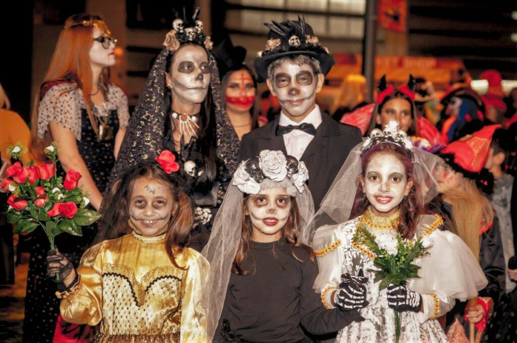 Halloween wurde von Algarve-Kindern und Touristen begeistert in Albufeira gefeiert